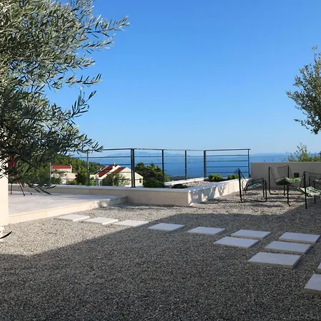 Moderne Mit Infinity-pool Im Bergdorf By Interhome *