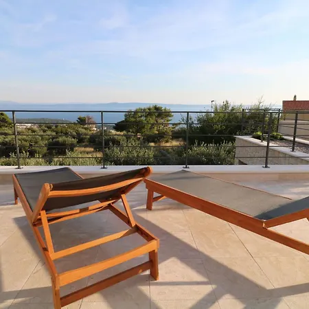 Moderne Mit Infinity-pool Im Bergdorf By Interhome Veliko Brdo (Makarska)