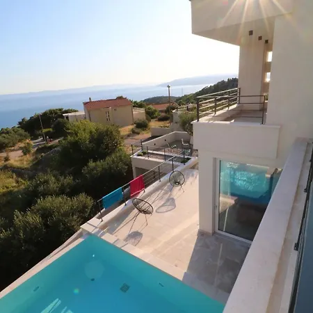 Moderne Mit Infinity-pool Im Bergdorf By Interhome